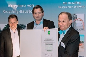  1	Verleihung des EAQR Award 2016 (zweiter Preis) an das&nbsp;Unter­nehmen Bernegger aus Österreich, von links nach rechts Christian Mlinar und Andreas Fluch (Firma Bernegger) und Manfred Wierichs (Präsident der EQAR) 