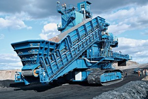  6	 Mobile crushing plant in chinese open cast mine 