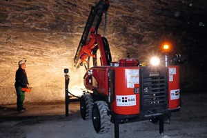  Untertageeinsatz: In jeder Schicht werden Bohrlöcher für Spreng­arbeiten gesetzt, um zugefallene Kammern erreichen und verfüllen zu könne • Use below ground: Holes for blasting are placed in each layer in order to be able to access and backfill closed chamber 