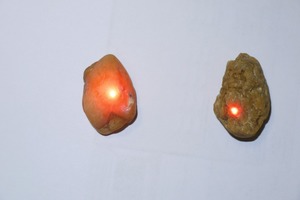  <div class="bildtext">1 Hochreiner Quarz (links) und verwachsener Quarz (rechts) High-purity quartz (left) and intergrown quartz (right)</div> 