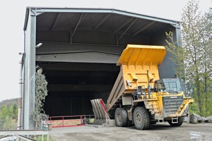  Mit der Beschickung des Vorbrechers startet der Prozess, an dessen Ende hochwertige Schotter, Splitte und Brechsande entstehen The process starts with the filling of the primary crusher and concludes with the production of high-quality gravel, chippings a 