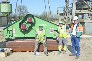  Justus Mische (rechts) von Metso Germany The new screening machine all hooked up – Karl-Heinz Schürmann (centre), a colleague and Justus Mische (right) from Metso Germany 