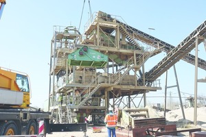  Linearschwinger im Schwebezustand – Kran-Manöver vor dem Stahlbau  Linear vibrating screen in limbo – crane manoeuver in front of the steel construction 