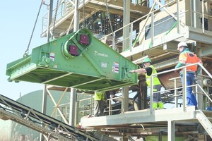  Einpassen des neuen Linearschwingers in den bestehenden Stahlbau • Fitting the new linear vibrating screen into the existing steel construction 