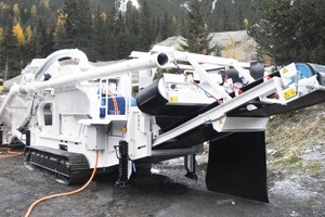  Speziell für den Tunnelbau: vollelektrischer, raupenmobiler SBM Backenbrecher • Espescially for tunnel construction: fully electric, track-mobile SBM jaw crusher 