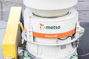  1	Metsos neuer MX-Kegelbrecher kombiniert erstmals die höhenverstellbare Brecherachse und den drehbaren Oberrahmen in einem Brecher Metso’s new MX cone crusher combines for the first-time piston and rotating bowl adjusting technologies 