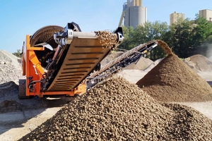  Mehr Durchsatz mit der SM 620 K Plus von Doppstadt: Durch längere Austragsbänder an Heck und Seite kann der Schüttkegel um fast ein Viertel höher und breiter anwachsen 