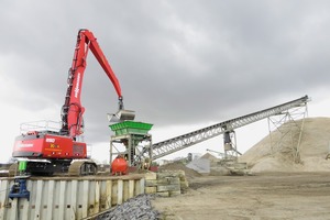  2 Mit einer Reichweite von 19&nbsp;m schaufelt Fahrer Ruud Thijssen mit dem 2,75&nbsp;m³ Zweischalengreifer den Sand in den direkt am Kai montierten Schütttrichter • With a range of 19&nbsp;m, Ruud Thijssen, the driver, shovels sand directly into hopper, which is installed directly at the quay, using the 2.75&nbsp;m³ double shell grab 