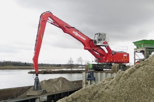  1	Mit einem SENNEBOGEN 850 E Raupen-Umschlagbagger werden bei Kuypers im niederländischen Kessel die ankommenden Schiffe entleert With the SENNEBOGEN 850 E crawler material handler incoming ships are unloaded at Kuypers from Kessel in the Netherlands 