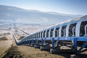  2 Diese Bandanlage von thyssenkrupp in Peru transportiert 4500&nbsp;t Eisenerz pro Stunde von der Mine zum Hafen • This thyssenkrupp downhill conveying system installed in Peru transports 4,500 tons of crushed iron ore from mine to the port 