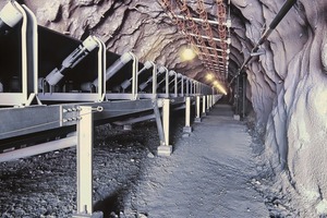  4 Die von thyssenkrupp entwickelten Bandanlagen in der Los Pelambres Mine in Chile transportierten Kupfererz über eine Strecke von rund 12,7&nbsp; km durch ein Tunnelsystem bergabwärts • The Los Pelambres downhill conveying system which was developed by thyssenkrupp transports copper ore over a total distance of 12.7&nbsp;km through a tunnel system 