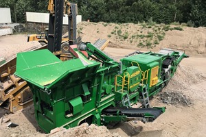  McCloskey Backenbrecher J45R mit aktiver Vorabsiebung, Nachsieb und ÜberkornrückführungMcCloskey jaw crusher J45R with active pre-screening, post-screening and oversize grain return belt 