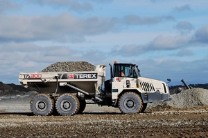  1 Der knickgelenkte Muldenkipper TA300 von Terex Trucks im Steinbruch Gallstown • Terex Trucks’ articulated hauler, the TA300, at Gallstown Quarry 