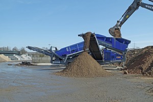  2 Gleich zwei Grobstücksiebe vom Typ MOBISCREEN MS 21 Z setzt D + H bei der Aufbereitung von Baurestmassen einD + H uses two scalping screens of the MOBISCREEN MS 21 Z type for the recycling of rubble 