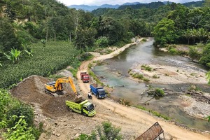  3	Aus dem nahe gelegenen Fluss holt das Unternehmen PT. Anugerah Andalan Perkasa den Fluss-Basalt, den der RM 70GO! 2.0 aufbereitet • PT. Anugerah Andalan Perkasa collects basalt from the bed of the nearby river to be processed using the RM 70GO! 2.0 