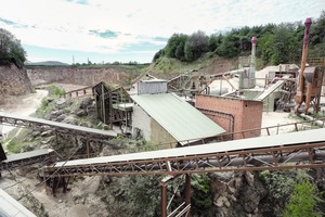  8	Blick in den Steinbruch • View into the quarry 