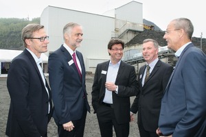  1 Am Tag der Einweihung der neuen Vorbrecheranlage in Piesberg (v.l.n.r.): Otto Steinkamp, Bürgermeister der Gemeinde Wallenhorst Wolfgang Griesert, Oberbürgermeister der Stadt Osnabrück Rüdiger Kuhn, Vorstandsvorsitzender der CEMEX Deutschland AG Peter Graf von Spee, Regionalleiter der CEMEX Kies &amp; Splitt GmbH Michael Schulte, Vice President Aggregates der CEMEX Deutschland AG • On the day of the inauguration of the new primary crushing station in Piesberg (left to right): Otto Steinkamp, Mayor of Wallenhorst, Wolfgang Griesert, Lord Mayor of the city of Osnabrück Rüdiger Kuhn, CEO at CEMEX Deutschland AG, Peter Graf von Spee, Regional Manager at CEMEX Kies &amp; Splitt GmbH, Michael Schulte, Vice-President Aggregates at CEMEX Deutschland AG 