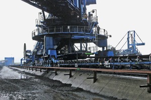  2 An dem russischen Hafen soll die Technik aus der Allgäuer Magnet-Schmiede mit Eisenschrott versetzte Kohle reinigen • At the Russian port the technology from the magnet manufacturer in Allgau is to clean the coal by removing any scrap iron 