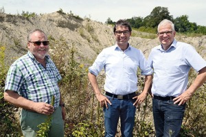  2	Wie wertvoll die Kiesabbaustätte im Radolfzeller Stadtwald für selten gewordene Vögel, Amphibien und Käfer ist, machten Thomas Körner vom Nabu Radolfzell und Meichle + Mohr- Seniorchef Dr. Rolf Mohr dem Umweltstaatssekretär Dr. Andre Baumann und ISTE Hauptgeschäftsführer Thomas Beißwenger (von links) deutlich • Thomas Körner from Nabu (Nature Conservation Union of Germany) Radolfzell and Dr Rolf Mohr, Senior Partner at Meichle + Mohr, explained to Environment State Secretary Dr Andre Baumann and ISTE General Secretary Thomas Beisswenger (from left) how valuable the gravel extraction site in the Radolfzell Municipal Forest is for rare birds, amphibians and beetles 