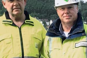  Der Betriebsleiter der Hohenlimburger Kalkwerke, Dipl.-Ing. Ulrich Kolhagen (links), zusammen mit dem Vertriebsmitarbeiter der F.E. Schulte Strathaus GmbH &amp; Co. KG, Peter Bajorat • Hohenlimburger Kalkwerke operations manager, Dipl.-Ing. Ulrich Kolhagen (left), together with F.E. Schulte Strathaus GmbH &amp; Co. KG sales representative Peter Bajorat 