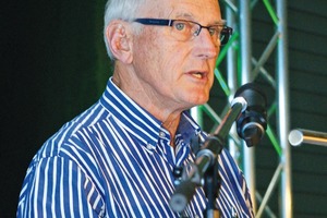  5	CEO Gary Bell kündigte massive Investitionen in die europäische Produktions- und Liefer-Infrastruktur des Muldenkipper-Spezia­listen an • Chief Executive, Gary Bell, announced important investments into the company’s European production and logistics infrastructure 