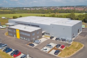  1	Anfang Mai 2017 bezog Bell Deutschland seinen neuen Standort in Alsfeld, der moderne Verwaltungs- und Lagerkapazitäten mit umfassenden Erweiterungsmöglichkeiten bietet • At the beginning of May 2017 Bell Germany moved to its new location in Alsfeld, which offers modern administration and logistic facilities with large development opportunities 