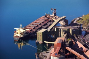  2	Im Inneren von Schiffsbeladern transportieren Fördergurte das Schüttgut vom Land auf das SchiffInside the ship loaders, conveyor belts transport bulk cargo from land to ship  