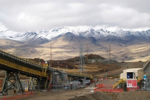  Siemens liefert für ein Förderbandsystem der Oyu Tolgoi Kupfermine in der Mongolei ein getriebeloses Antriebssystem – wie hier für die Las Bambas Kupfermine in Peru • Siemens supplies a gearless drive for a conveyor belt system to Oyu Tolgoi copper mine in Mongolia – as here for the Las Bambas copper mine in Peru 