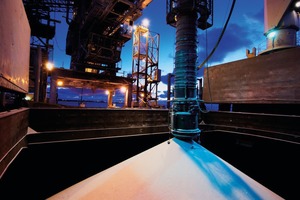  21 Alumina bei der Schiffsbeladung • Alumina being loaded into a bulk ore carrier 