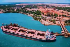  20 Schiffsbeladung von der Weipa-Bauxitmine • Ship loading of bauxite from the Weipa mine  