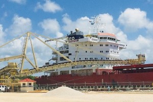  1 Der fertiggestellte Schiffsbelader von TAKRAF ist nun in Mexiko in Betrieb gegangen • The TAKRAF shiploader is now installed and working on site in Mexico 