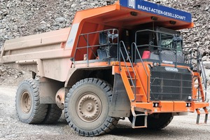  4 Nach dem Sprengen wird der Mikrodiorit (Kuselit) mit großen Skw zum Kreiselvorbrecher transportiert • After blasting, the microdiorite (cuselite) is transported to the primary gyratory crusher on big heavy-duty trucks 