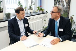  11 Dr. Rudolph und Prof. Dr. Lieberwirth begutachten ein farbreiches silberhaltiges Fahlerz von der Grube Clara im Schwarzwald • Dr Rudolph and Prof. Dr Lieberwirth examine a colourful silver-bearing fahl ore from the Clara mine in the Black Forest 