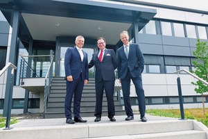  3	Was lange währt, wird gut: Über das Ergebnis freuen sich Matthias Sattler, Harald M. Koch und Jürgen Schwarz (v.l.n.r.)Good things come to those who wait: Matthias Sattler, Harald M. Koch and Jürgen Schwarz (f.l. t.r.) are pleased with the result 