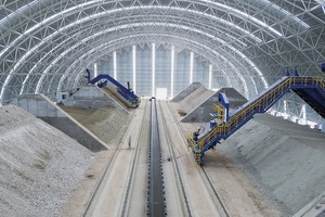  Von thyssenkrupp entwickeltes maßgeschneidertes, vollautomatisches Längslager für RohmaterialFully automated longitudinal storage system for bulk materials developed by thyssenkrupp 