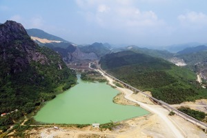  3 In Vietnam realisierte BEUMER für den Zementhersteller Cong Thanh den Routenverlauf auf einem sehr schmalen Landstrich • BEUMER managed to route the conveyor along a very narrow stretch of land in Vietnam for the cement producer Cong Thanh 