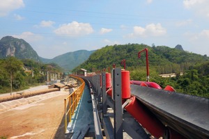  1 Für den thailändischen Zementhersteller TPI Polene Public Company lieferte BEUMER u.a. einen horizontalkurvengängigen Muldengurtförderer mit einer Länge von 3,5&nbsp;km • Among other things, BEUMER supplied a troughed belt conveyor with horizontal curves and a length of 3.5&nbsp;km for the Thai cement producer, the TPI&nbsp;Polene Public Company 