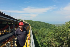  6 Achmed Ammoura, Richtmeister bei der BEUMER Group, am Gurtförderer auf Java • Achmed Ammoura, chief erector in the BEUMER Group, at the belt conveyor with horizontal curves on Java 