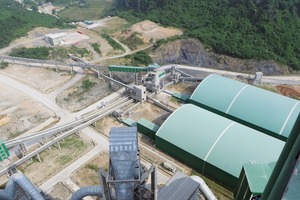  4 Übergabesituation vor dem Mischbett der Anlage von Cong Thanh • Transfer situation before the blending bed of the plant at Cong Thanh 