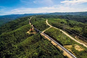  5 Der Verlauf des Overland-Conveyors für den Endkunden Cemindo Gemilang führt mitten durch den Regenwald • The route of the overland conveyor for the end customer, Cemindo Gemilang, passes through the middle of the rain forest 