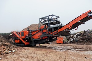  2 Die neue Prallbrechanlage GIPOKOMBI 130 FDR nach ihrer Ankunft und Inbetriebnahme bei Perfect Tennismehl &amp; Sportgeräte GmbH • The new GIPOKOMBI 130 FDR impact crusher after its arrival and commissioning at Perfect Tennismehl &amp; Sportgeräte GmbH 