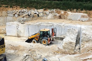  2	Nachdem die oberen Schichten abgetragen wurden, kann jetzt im Kernbereich der Dolomit abgebaut werden • Now the top layers have been removed, the dolomite can be extracted from the core area 