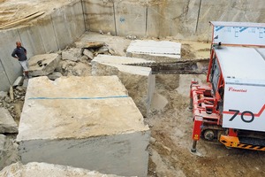  1 Mit großen diamantbesetzten „Schrämmsägen“ wird der Dolomit in Blöcke zersägt • The large diamond-studded “sawing machines” are used to saw the dolomite into blocks 