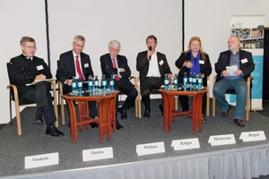  9	Teilnehmer der Podiumsdiskussion (v.l.): Dr.-Ing. Manfred Goedecke, IHK Chemnitz; RA Dr. Thorsten Diercks, Hauptgeschäftsführer Verband Rohstoffe und Bergbau, Berlin; Prof. Dr.-Ing. Dr. h. c. mult. Friedrich Wilhelm Wellmer, Präsident der BGR a.D., Hannover; Ralf Krüger, Journalist und Moderator,Dresden; Antje Hermenau, Politikberaterin, Dresden; Tilo Berger, Wirtschaftsredakteur. Sächs. Zeitung, DresdenParticipants at the panel discussion (f.l.): Dr-Ing Manfred Goedecke, IHK (Chamber of Industry and Commerce) Chemnitz; RA Dr Thorsten Diercks, Secretary of the Mining and Raw Materials Society, Berlin; Prof Dr-Ing Dr h. c. mult. Friedrich Wilhelm Wellmer, retired President of the Federal Institute for Geosciences and Natural Resources (BGR), Hanover; Ralf Krüger, moderator and journalist, Dresden; Antje Hermenau, political consultant, Dresden; Tilo Berger, business editor, Sächsische Zeitung (Saxonian Newspaper), Dresden 