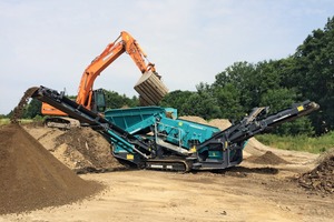  Die raupenmobile Grobstücksiebanlage „Warrior 800“ von Powerscreen im Einsatz bei EMGV • The track-mounted “Warrior 800” scalper from Powerscreen in action at EMGV 