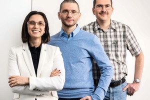  1	Das Erzlabor-Team v.l.n.r.: Petya Atanasova, Andreas Bartzsch, Dr. Dirk Sandmann • The Erzlabor team from left to right: Petya Atanasova, Andreas Bartzsch, Dr Dirk Sandmann 