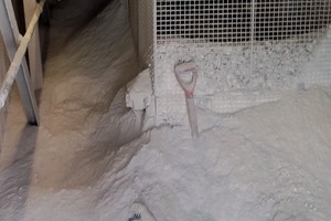  1	Hoch genug, um die Riemenscheibe zu verkapseln, stellen die vom Staub blockierten Laufbühnen eine potentielle Gefahr darPiled high enough to encapsulate the tail pulley, the dust blocked walkways, posing a potential hazard 