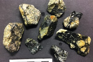  7	Handstücke von Porphyrschem Kupfererz der Los Bronces Mine in Chile, welches die typische, in Mosaikbrekzien und Massivbrekzien enthaltene Vererzung zeigt. Das Erzmineral ist vorwiegend Chalkopyrit (Kupferkies). Das Erz hat bereits einen Primär- und einen Sekundärbrecher durchlaufen und wurde anschließend mittels VeRo Liberator® weiter zerkleinertHand specimen of porphyry copper ore from Los Bronces Mine in Chile, showing typical crackle-brecciated and massive breccia-hosted ore. The ore mineral is predominantly chalcopyrite. Please note that the ore has passed through a primary and secondary crushing circuit already and has been subsequently comminuted by the VeRo Liberator® 