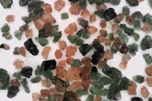  11	Binokularmikrofoto des Zerkleinerungsprodukts aus Eklogit von		Nordic Mining, Norwegen, das optimal freigelegten Granat 			(hellrot), omphazitischen Augit (grün) und Rutil (braunschwarz) 			zeigt. Die Breite des Sichtfelds beträgt 4 mm. Das Bild wird mit 			freundlicher Genehmigung von Nordic Mining veröffentlicht		Binocular microphotograph of comminution product of eclogite 			from Nordic Mining, Norway, showing perfectly liberated garnet 			(light red), omphacitic pyroxene (green) and rutile (brownish-			black). Width of field of view is 4 mm. Picture courtesy of 				Nordic Mining 