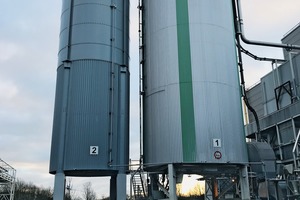  1 Aufstellung des neuen 400&nbsp;m³ Silos neben dem Bestandssilo • Setting up the new 400&nbsp;m³ silo next to the existing silo 